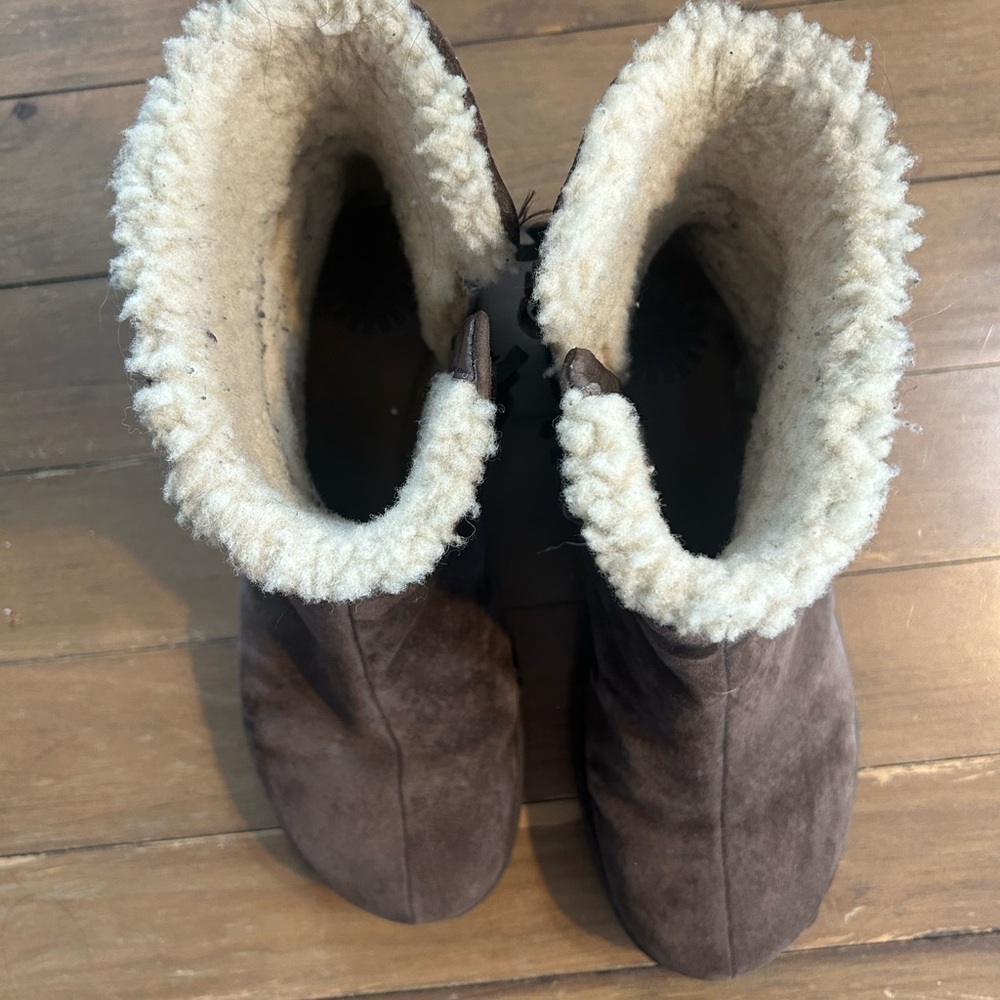 UGG Leather Suede Brown Ankle Boots with Fringe - Picture 3 of 9